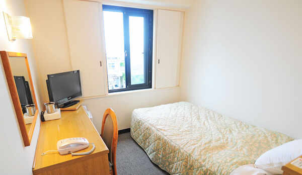 【シングル】清潔感のある明るいお部屋で、ごゆっくりお休みくださいませ。