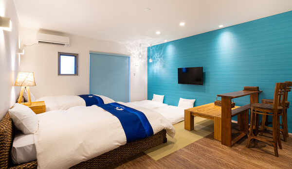 【オーシャンビュー和洋室（38.53㎡）】マリン色を基調としたスッキリした客室。バルコニー付。