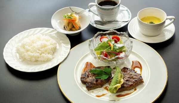 ランチ一例：四季の森にはランチもございます。ライス・スープ・サラダ・小鉢・コーヒー付き。