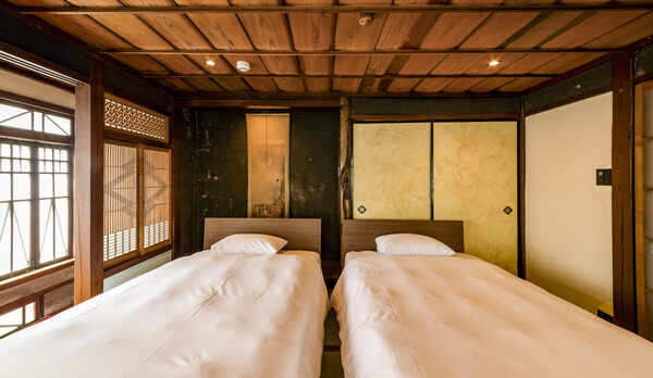 窓枠やガラスにも歴史を感じさせる