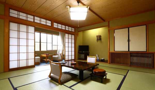 【客室】全て10畳の和室です。脚をのばしてゆっくりと。