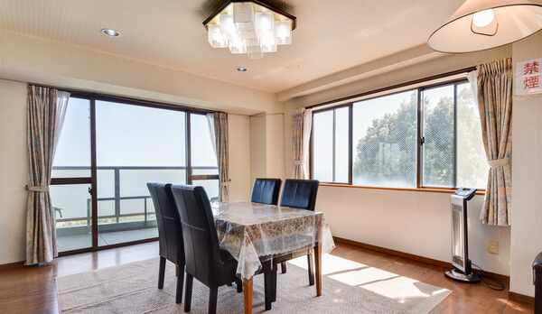 *客室一例／本館客室2LDK　明るくて広々としたリビング。