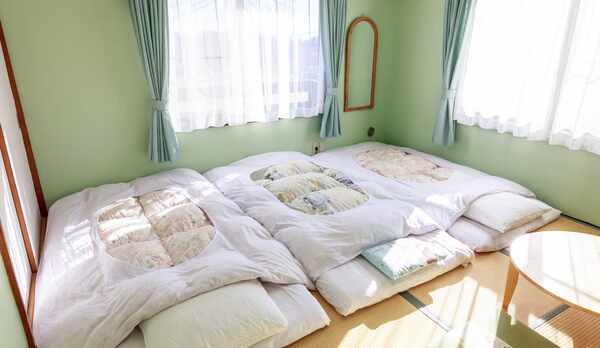 布団敷いた和室