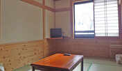 *【客室一例】山小屋風の和室でのんびりとおくつろぎください。