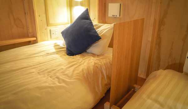 ベッドの間のパーテーション