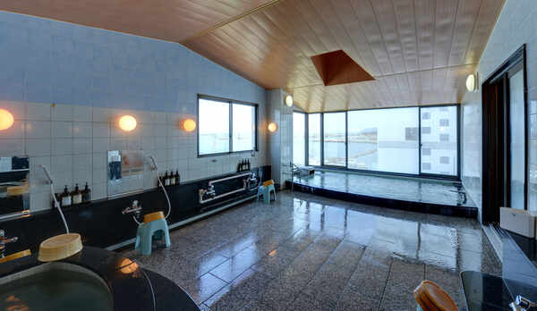 *【大浴場（佐渡見の湯）】日本海に浮かぶ佐渡ヶ島を望むことのできる大浴場。