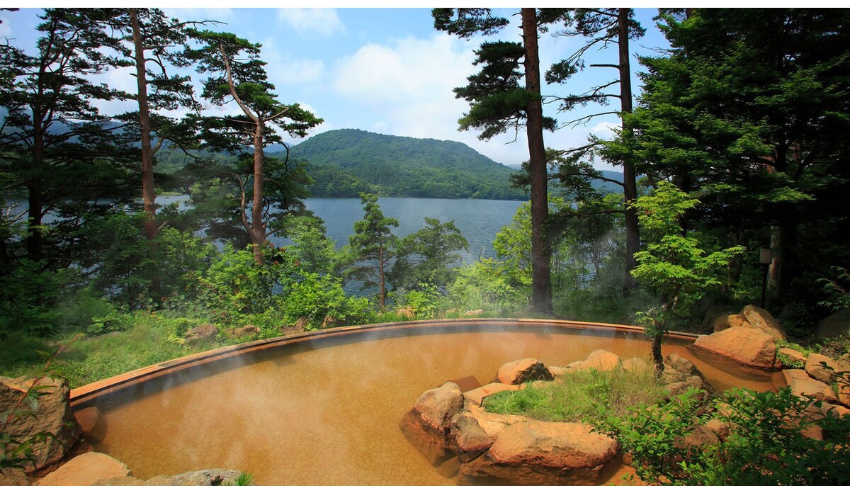 【ひばらみの湯】桧原湖を眼下に望む絶景露天風呂。美容成分を豊富に含む「美肌の湯」。