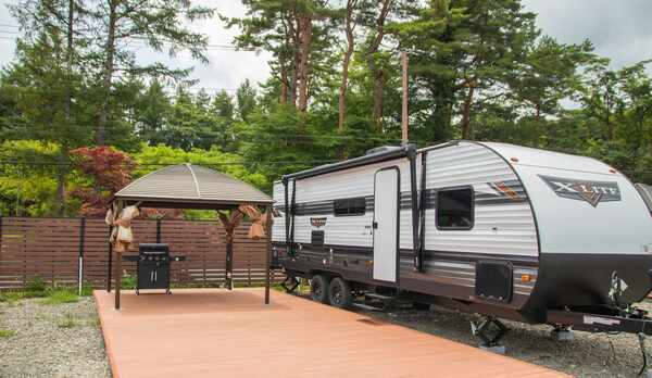 広々テラスが付いた贅沢なトレーラーハウス