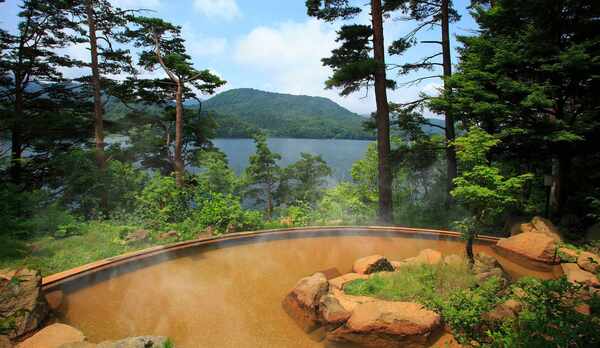 【ひばらみの湯】桧原湖を眼下に望む絶景露天風呂。美容成分を豊富に含む「美肌の湯」。