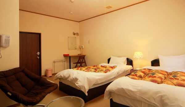 【客室一例】お客様の人数に合わせてお部屋をご案内いたします。洋室ツインバストイレ付き