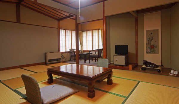 【客室 10畳】広めの和室はファミリー・グループにもゆったりお過ごし頂けます。