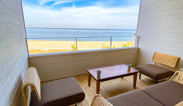 ・テラスにはリゾート気分を楽しめる籐製のソファを置いています