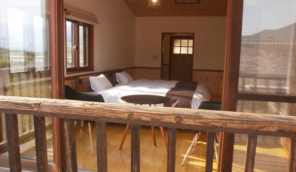 *【洋室20平米テラス付】南アルプス八ヶ岳中庭を望み、レトロな教室の様な部屋です様な部屋です。 