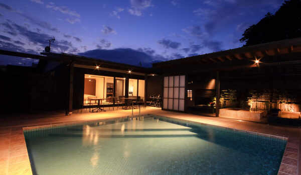 【プール】表情を変える空を眺めながら、あなただけのプライベートプールで夕涼み