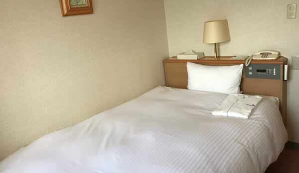 エコノミーシングルの一例。サータ社製のセミダブルベッドに高級羽毛布団を完備