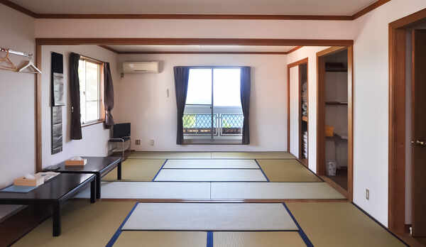 ・【和室大部屋】窓からの美しい景色と広々とした空間が魅力です