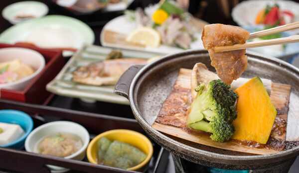 *和豚の陶板焼き（夕食一例）/甘辛のたれが絡んだ豚肉と野菜が、焼くことで更に甘みがじんわりと