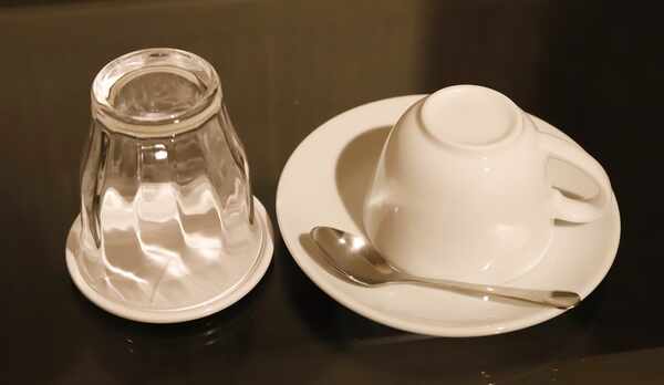 客室内グラスとカップ