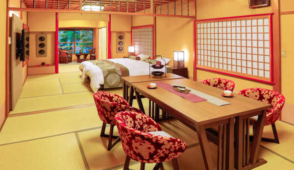 【睡蓮】ダイニング＆シモンズのツインベッド＆広縁で約23畳。窓の外には鯉の泳ぐ池が見える特別空間