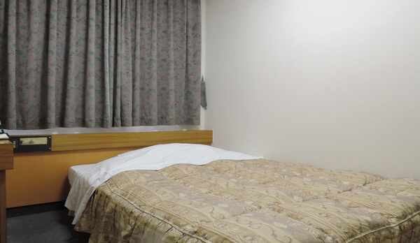 【部屋】ツイン／セミダブルベッドでゆっくりとお休みいただけます