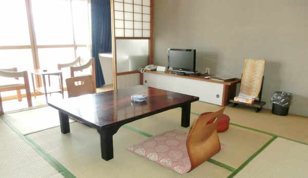 ・＜303号室＞お風呂上がりに畳でゴロゴロできますよ