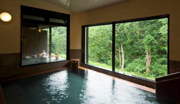 湯面までが染まりそうな濃密な緑に包まれて。