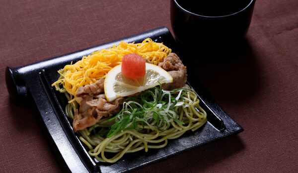 ◆ご当地逸品【瓦蕎麦】茶そば鉄板焼き