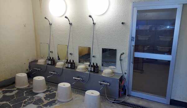 女湯洗い場　シャワー付