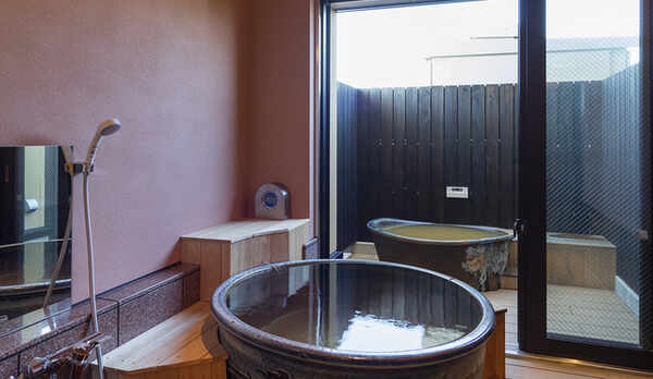 ベッド付き客室の露天風呂　撮影 下村 康典 