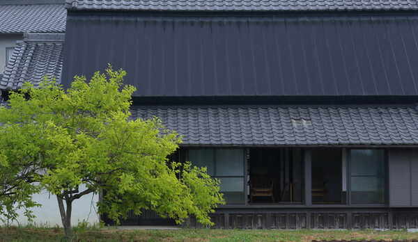 田んぼ側から望む客室
