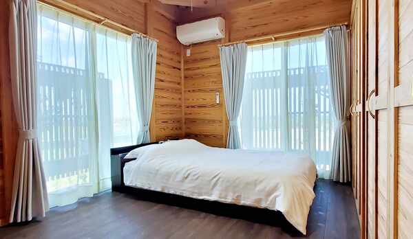 ・採光抜群の洋式寝室、ダブルベッド１台設置