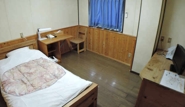 *（シングル一例）2名様までご利用頂けます。オーナー作製の木製ベッドや家具でゆったりとお寛ぎください