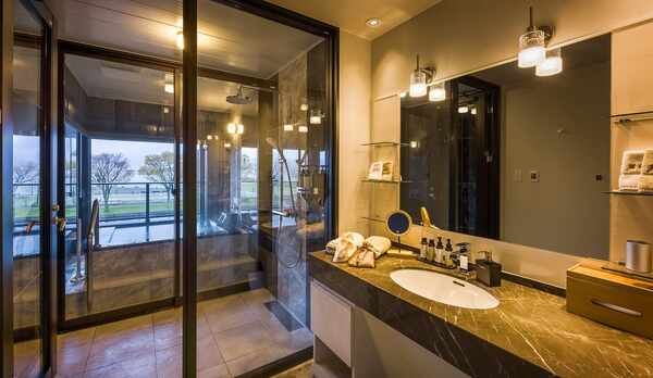 広々としたバスルームでお寛ぎくださいませ