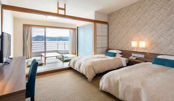 ☆【客室】和洋室レイクビュー(定員5名)｜お部屋に入ると手前にベッド2台、その奥に畳がございます。