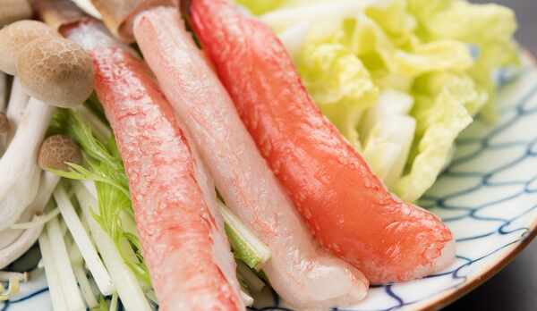 *【ご夕食】日本海の荒波にもまれたズワイガニは身入りもよく、甘くジューシーな味わいを堪能できます。