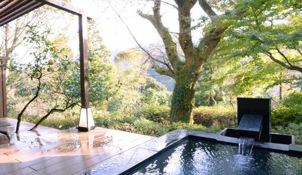 露天風呂付和洋室「萩」の源泉掛流し露天風呂