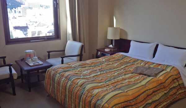 ・＜ダブルルーム＞清潔感のあるお部屋でおくつろぎください。