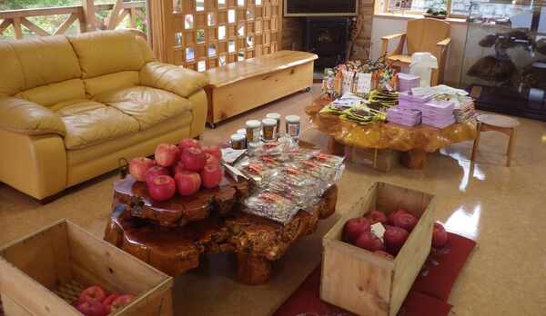 *【ロビー】木のぬくもりが感じられ、あたたかみのある空間です。