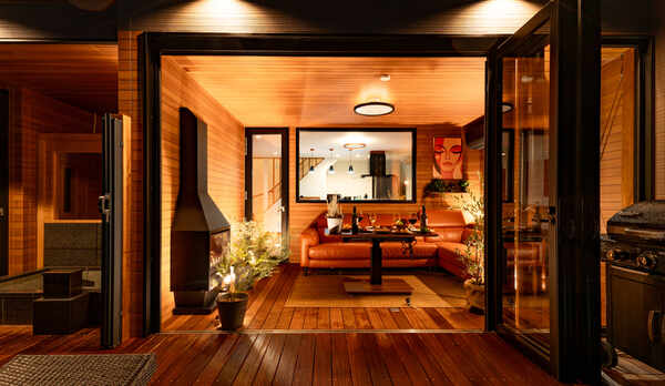 スイートヴィラ　アウターリビング（夜）