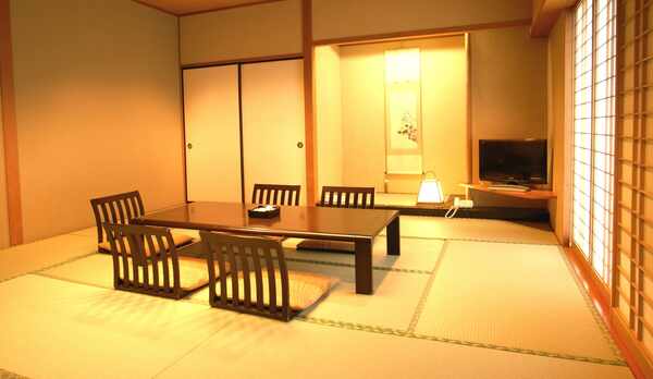 *和室/広さは和室42平方メートル、バス・トイレ付です。