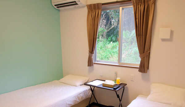 *スタンダードツイン（一例）枕元にデスクがあるので、ちょっとした物を置くのに便利です。