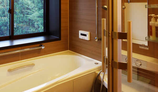 *【和室10畳/風呂（一部客室）】山の景色を眺めながら旅の疲れを癒して下さい。