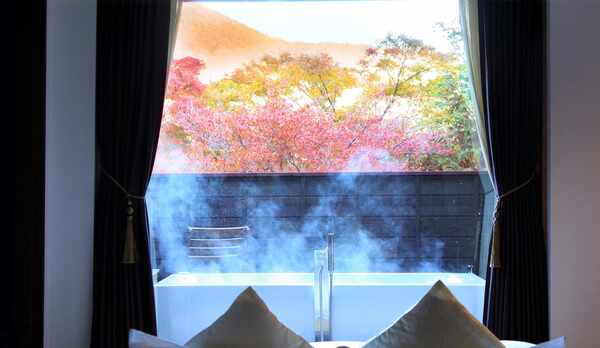 【露天ジャグジー付特別室スイート 201】露天ジャグジーから眺める四季折々