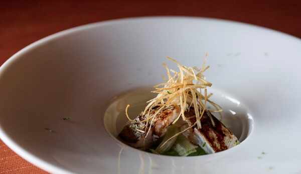 夕食（一例）伊東産　軽く炙った本カマスのマリネ　フヌイユのサラダ　柑橘の薫）