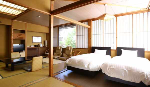 和洋室　ベッドのある落ち着いた雰囲気のお部屋でお寛ぎください