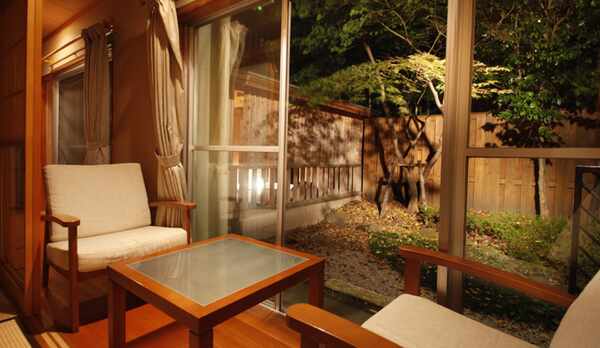 【露天風呂付特別室】露天風呂が備え付けてあるお部屋です。自然の景色をご堪能ください。