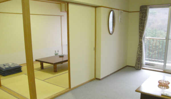 *［和洋室］雄大な自然に囲まれ、時間の流れがゆるやかに感じられます。