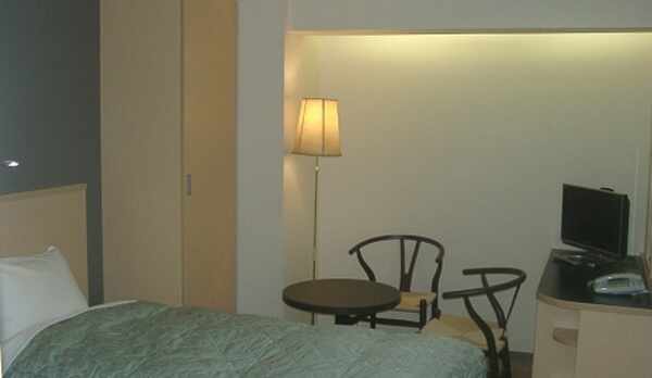 こちらもリーズナブルで人気の高い洋室ツイン窓なしのお部屋です。