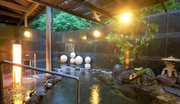 【露天風呂】静かな夜の露天風呂もごゆっくりお愉しみください