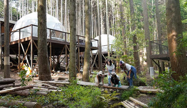 ・【小川】施設内の小川のせせらぎに耳を傾けたり、キラキラと流れていく様子をご覧いただけます